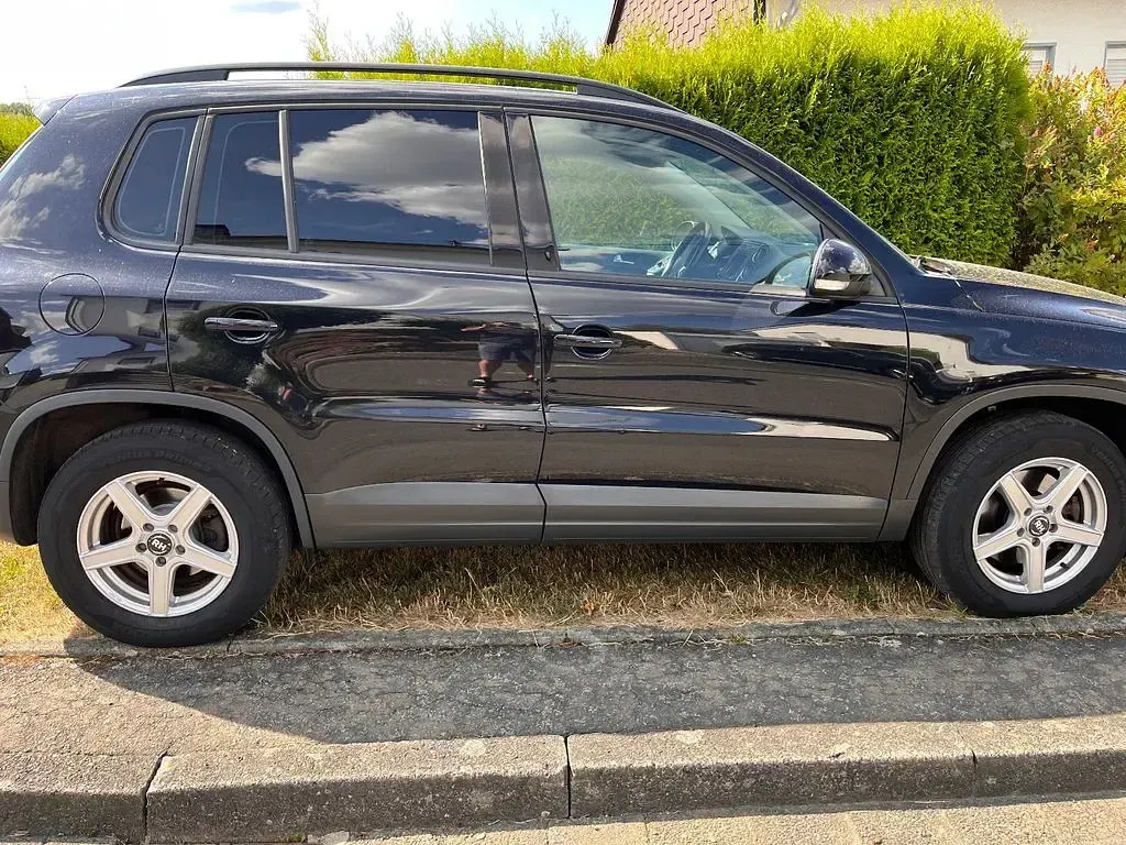 Gebraucht VW Tiguan Business 125 PS (91 kW) 2015 Schwarz SUV