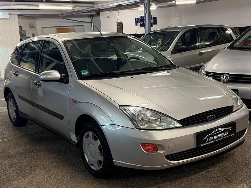 Gebraucht Ford Focus Trend 101 PS (74 kW) 1999 Silber Limousine