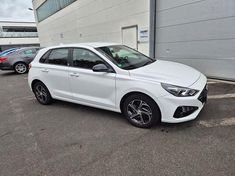 Weiß Gebraucht 2021 Hyundai i30 Edition 30 Limousine | 15.999 € (Fairer Preis) - Bild 1/4