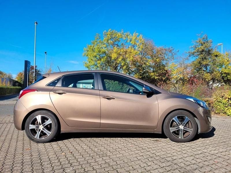 Beige Gebraucht 2013 Hyundai i30 Trend Limousine | 6.500 € (Fairer Preis) - Bild 1/4