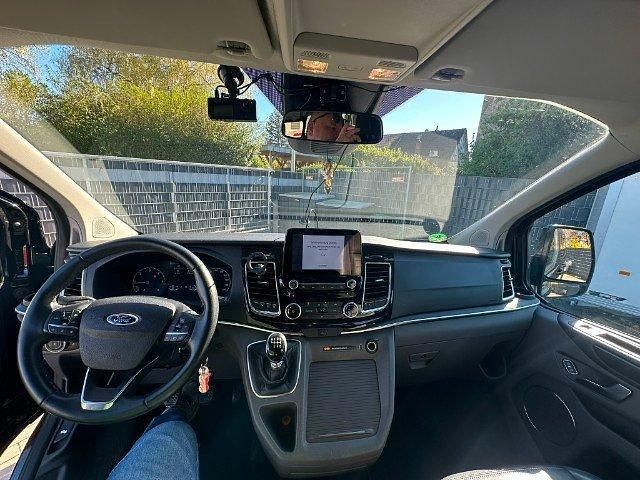 Gebraucht Ford Tourneo Titanium 185 PS (136 kW) 2022 Schwarz metallic Van / Kleinbus