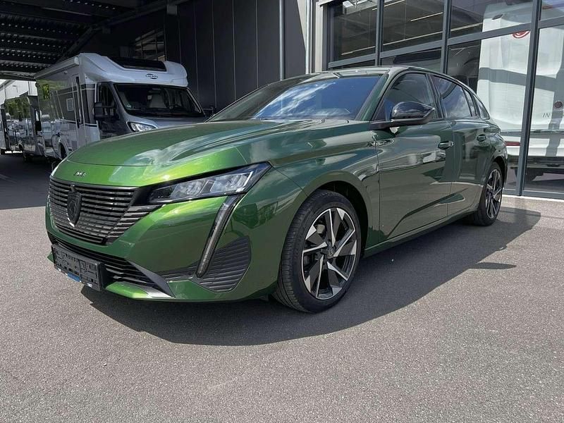 Olivine grün metallic (metallic) Gebraucht 2023 Peugeot 308 Allure Limousine | 19.890 € (Fairer Preis) - Bild 1/4