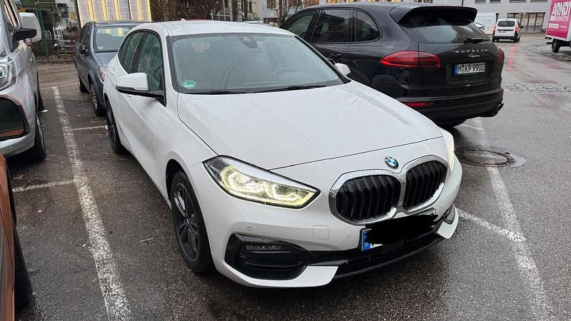 Weiß Gebraucht 2021 BMW 118 Sport Line Kleinwagen | 18.000 € (Superpreis) - Bild 1/4