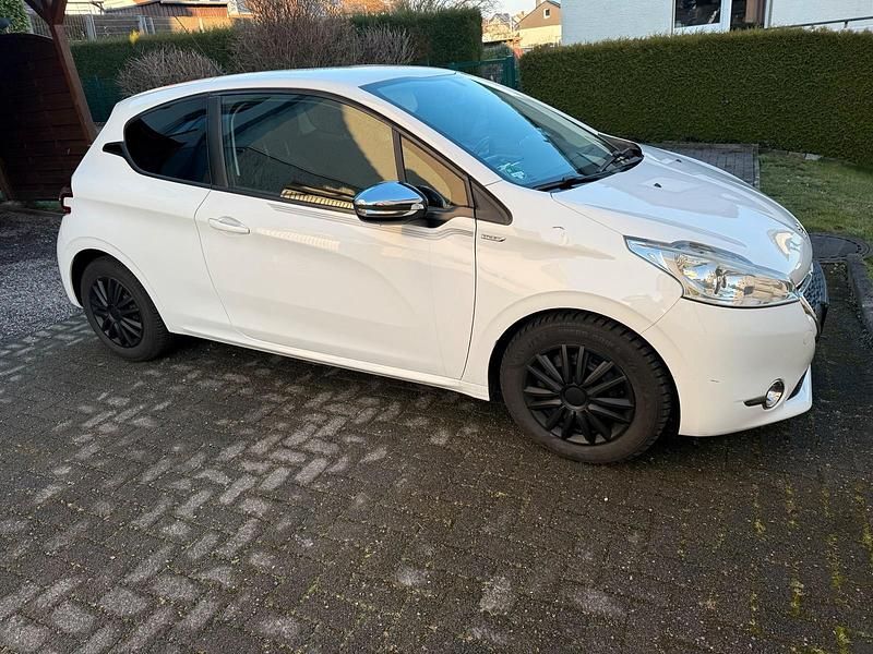 Weiß Gebraucht 2013 Peugeot 208 Style Kleinwagen | 3.300 € (Superpreis) - Bild 1/4