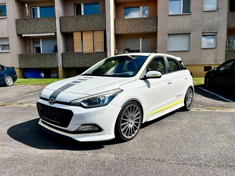 Weiß Gebraucht 2016 Hyundai i20 Edition Limousine | 6.390 € (Guter Preis) - Bild 1/4