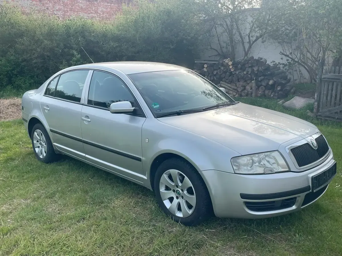 Gebraucht Skoda Superb 115 PS (84 kW) 2002 Silber Limousine