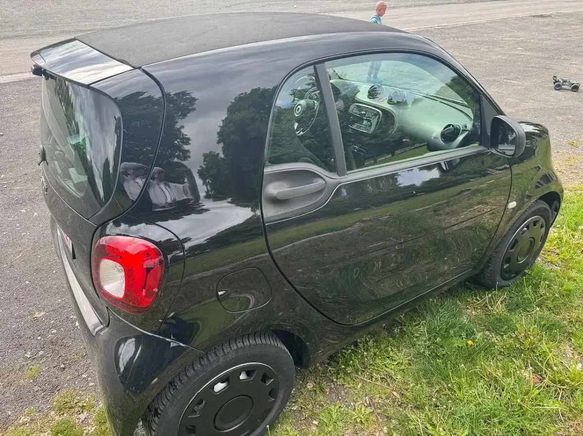 Gebraucht Smart ForTwo Coupé 60 kW (82 PS) 2021 Schwarz Kleinwagen