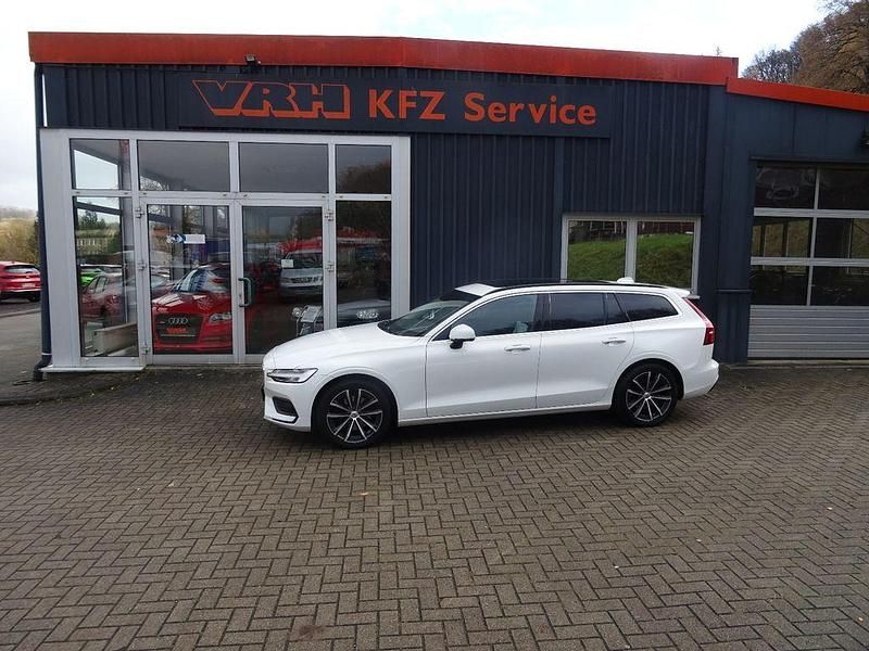 Weiß Gebraucht 2021 Volvo V60 Momentum Kombi | 21.990 € (Fairer Preis) - Bild 1/4