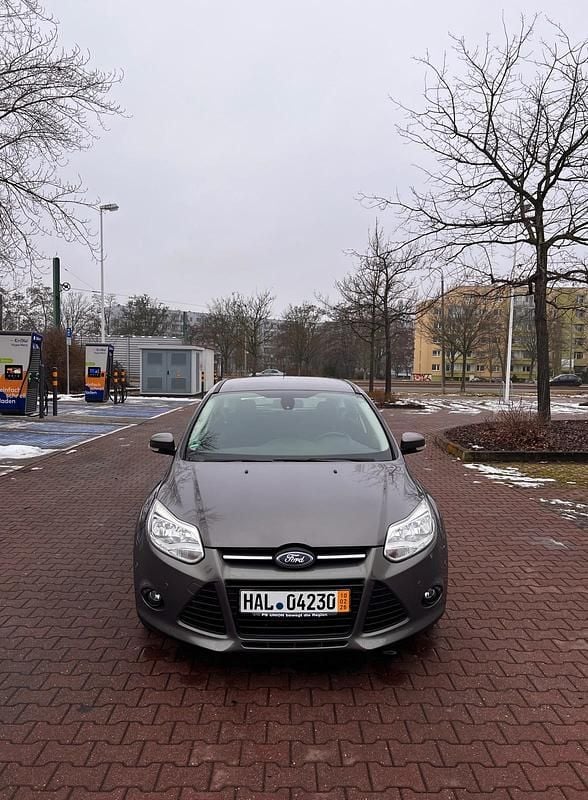 Gebraucht Ford Focus Trend 101 PS (74 kW) 2014 Grau Limousine