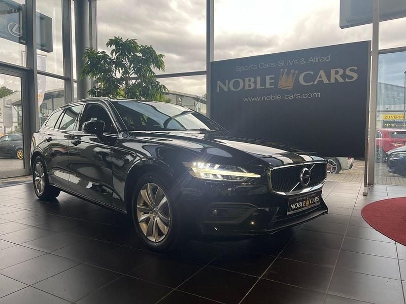 Onyx black / metallic (metallic) Gebraucht 2021 Volvo V60 Momentum Kombi | 30.590 € (Etwas zu teuer) - Bild 1/4