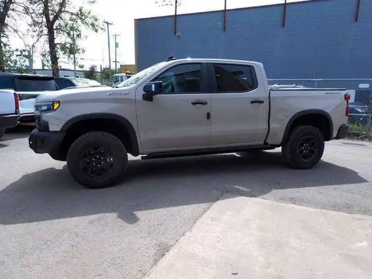 Neu Chevrolet Silverado 309 PS (227 kW) 2026 G42white sand SUV