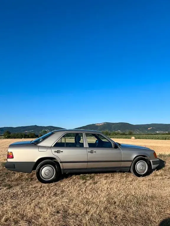 Gebraucht Mercedes E260 160 PS (117 kW) 1988 Silber Limousine