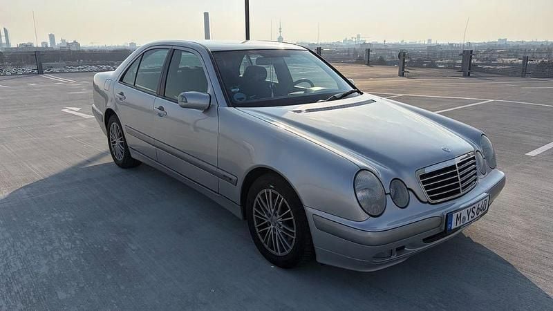 Gebraucht Mercedes E240 Classic 170 PS (125 kW) 2001 Silber Limousine