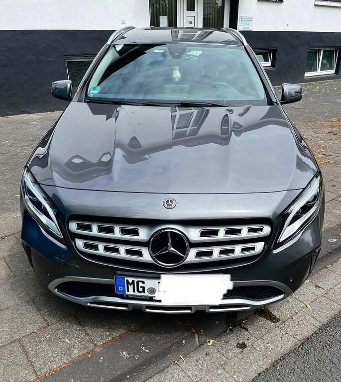Grau Gebraucht 2019 Mercedes GLA180 Urban SUV | 20.700 € (Fairer Preis) - Bild 1/4