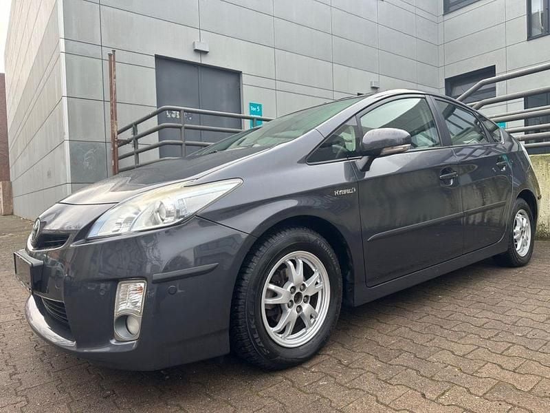 Grau Gebraucht 2011 Toyota Prius Life Limousine | 7.480 € (Guter Preis) - Bild 1/4