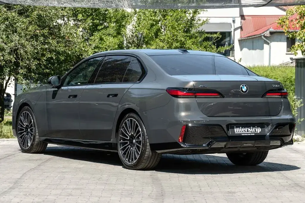 Gebraucht BMW 740 Sport Line 299 PS (219 kW) 2025 Grau Limousine