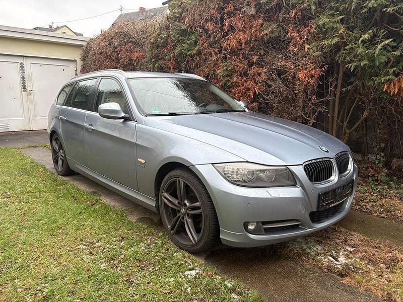 Gebraucht BMW 320 184 PS (135 kW) 2011 Blau Kombi