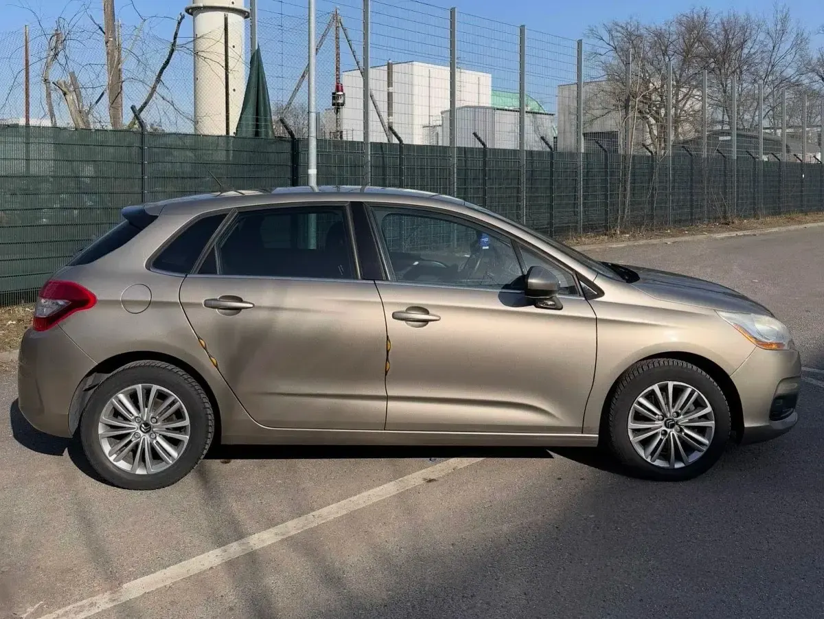 Używany Citroën C4 Tendance 120 KM (88 kW) 2012 Beżowy Sedan/Limuzyna