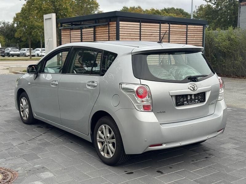 Gebraucht Toyota Verso Edition 132 PS (97 kW) 2011 Silber Van / Kleinbus