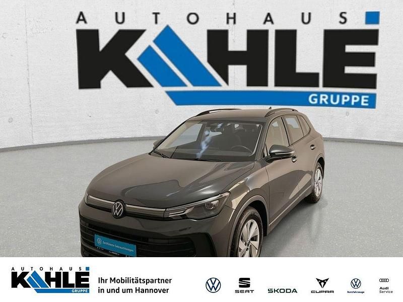 Delfingrau metallic Gebraucht 2024 VW Tiguan Basis SUV | 36.390 € (Etwas zu teuer) - Bild 1/4