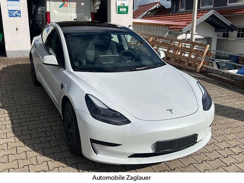 Weiß Gebraucht 2021 Tesla Model 3 Standard Range Plus Limousine | 25.990 € (Guter Preis) - Bild 1/4