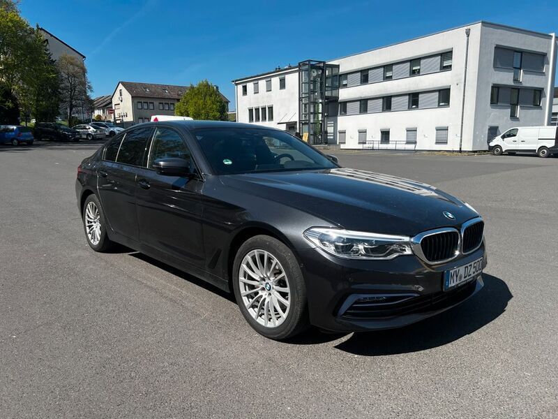 Grau Gebraucht 2019 BMW 520 Sport Line Limousine | 26.200 € (Guter Preis) - Bild 1/4