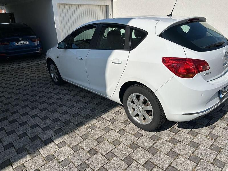Gebraucht Opel Astra 101 PS (74 kW) 2012 Weiß Limousine