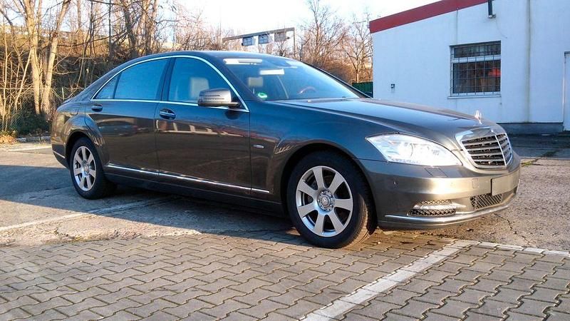 Grau Gebraucht 2012 Mercedes S350L Limousine | 15.946 € - Bild 1/4