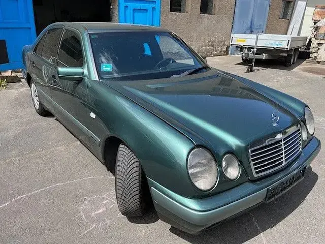 Używany Mercedes E230 Classic 150 KM (110 kW) 1996 Zielony Sedan/Limuzyna