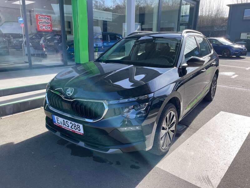 Black (metallic) Gebraucht 2025 Skoda Kamiq Selection SUV | 30.980 € (Teuer) - Bild 1/4