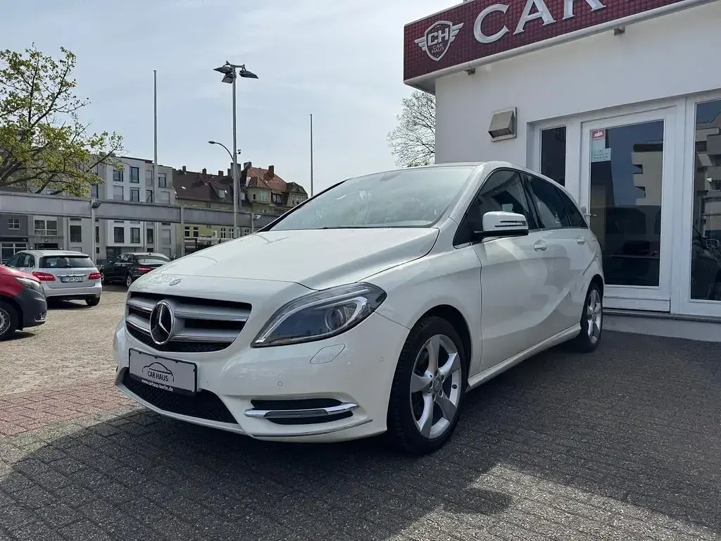 Gebraucht Mercedes B180 Sport 122 PS (89 kW) 2014 Weiß Kleinwagen