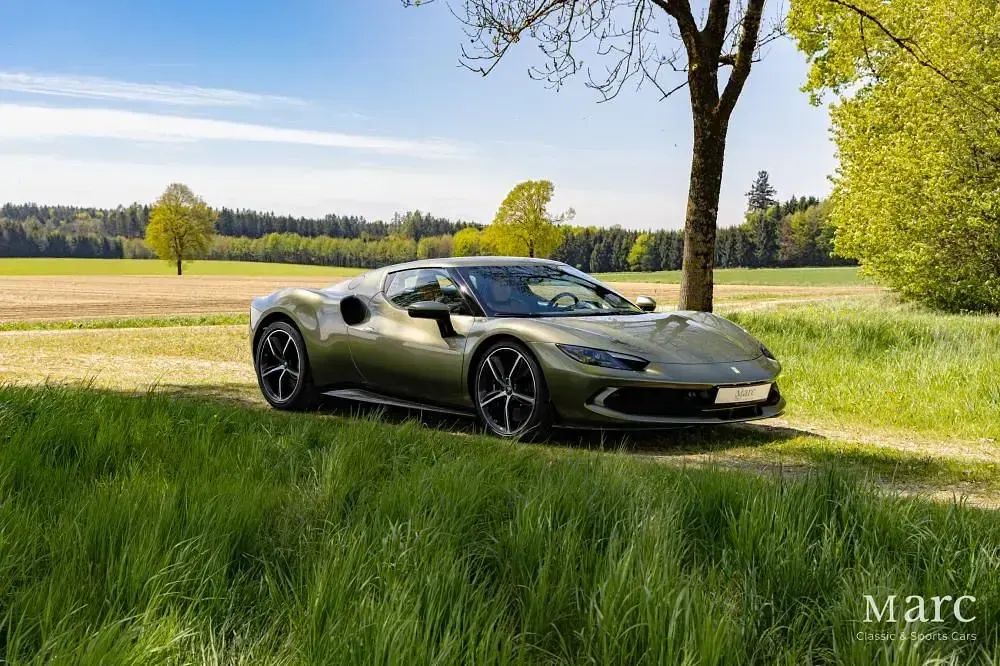 Gebraucht Ferrari 296 829 PS (609 kW) 2023 Grün (verde masoni) Coupé