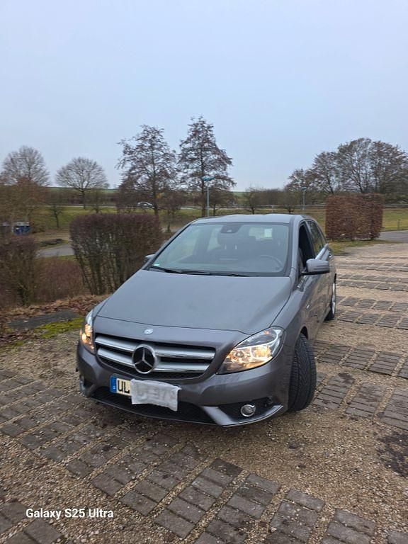 Grau Gebraucht 2012 Mercedes B180 Van / Kleinbus | 11.200 € (Fairer Preis) - Bild 1/4