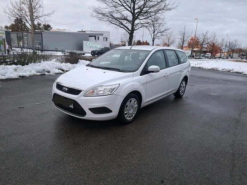 Weiß Gebraucht 2010 Ford Focus Kombi | 1.800 € (Guter Preis) - Bild 1/4