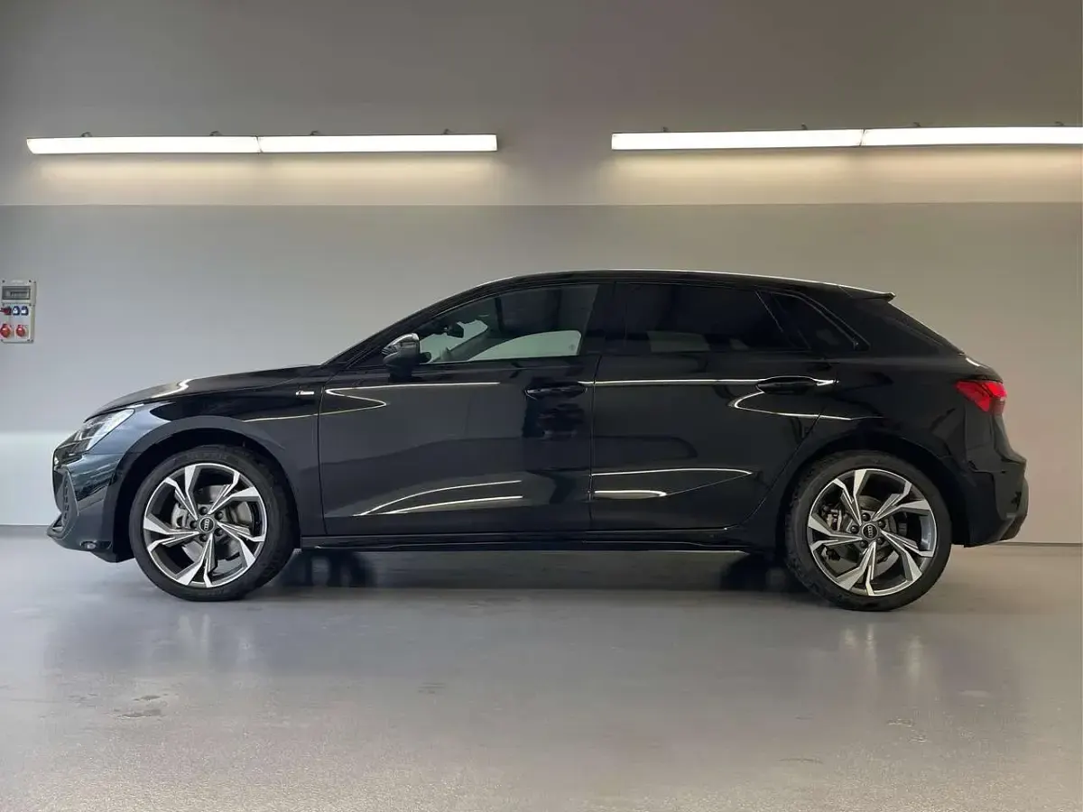 Neu Audi A3 S-Line 204 PS (150 kW) 2026 [0e0e] mythosschwarz metallic Limousine