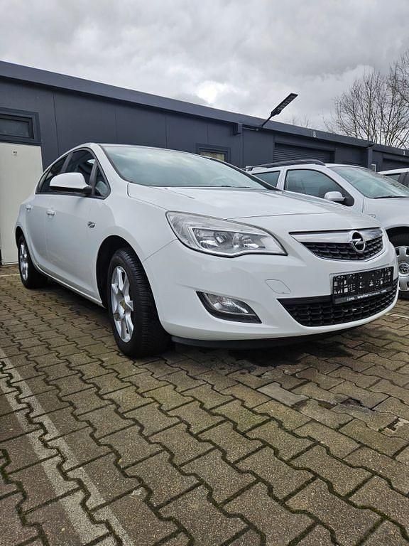 Gebraucht Opel Astra Design Edition 87 PS (63 kW) 2012 Weiß Limousine