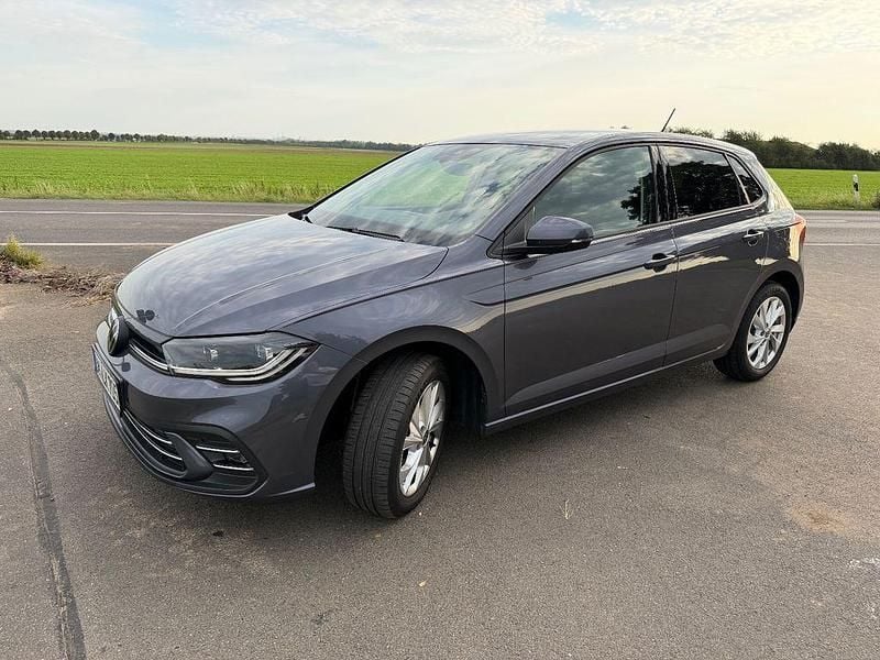 Grau Gebraucht 2023 VW Polo Style Limousine | 17.900 € (Guter Preis) - Bild 1/4