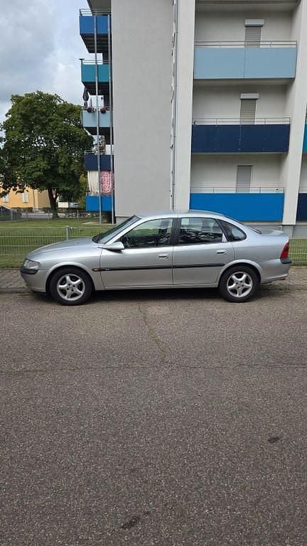 Grau Gebraucht 1996 Opel Vectra Limousine | 1.800 € (Fairer Preis) - Bild 1/4