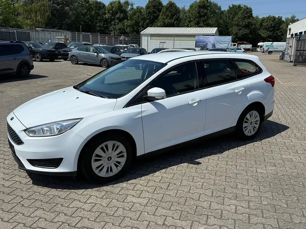Gebraucht Ford Focus Trend 101 PS (74 kW) 2016 Weiß Limousine
