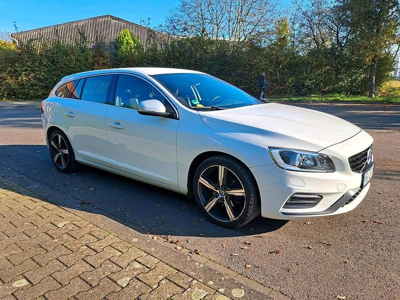 Weiß Gebraucht 2018 Volvo V60 R-Design Kombi | 13.100 € (Etwas zu teuer) - Bild 1/4
