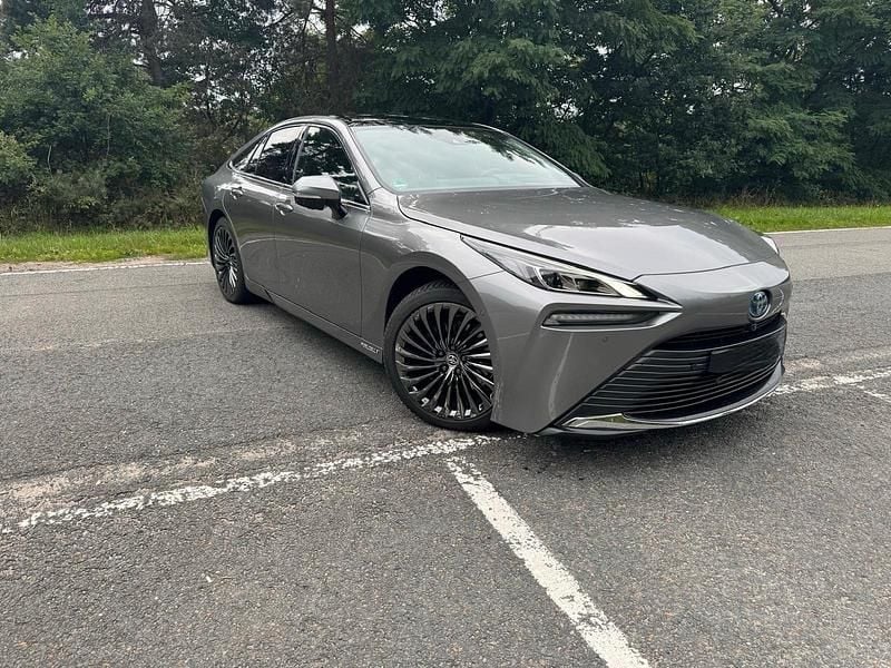 Grau Gebraucht 2022 Toyota Mirai Advance Limousine | 28.500 € (Teuer) - Bild 1/4