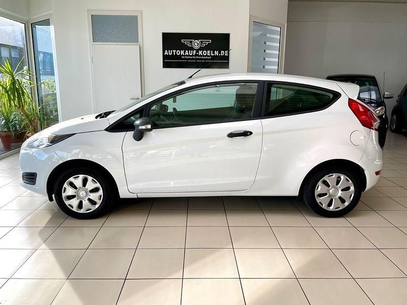 Weiß Gebraucht 2015 Ford Fiesta Ambiente Limousine | 7.590 € - Bild 1/4