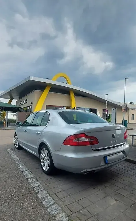 Używany Skoda Superb Elegance 140 KM (102 kW) 2012 Srebrny Sedan/Limuzyna