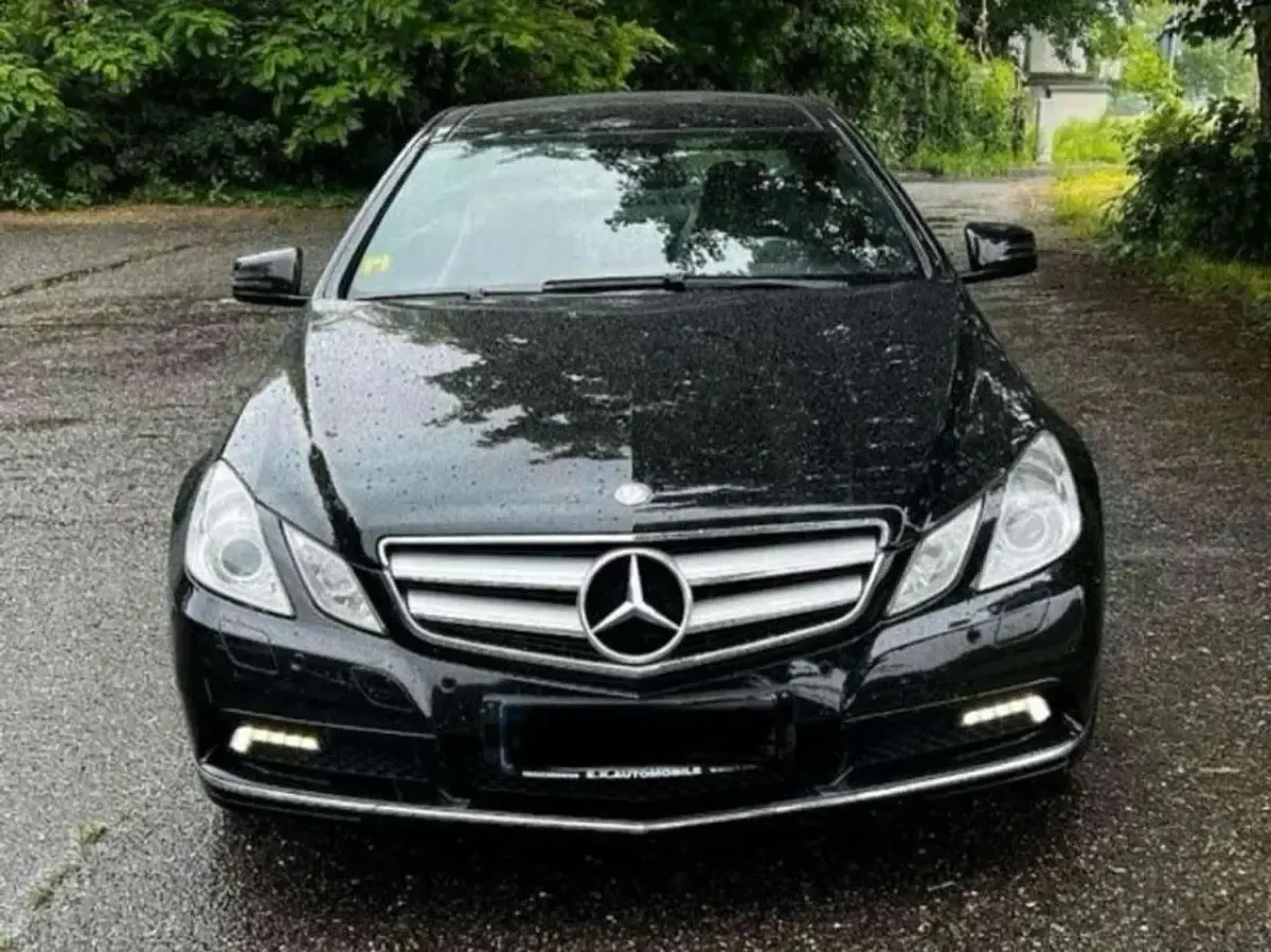 Gebraucht Mercedes E200 Elegance 184 PS (135 kW) 2010 Schwarz Coupé