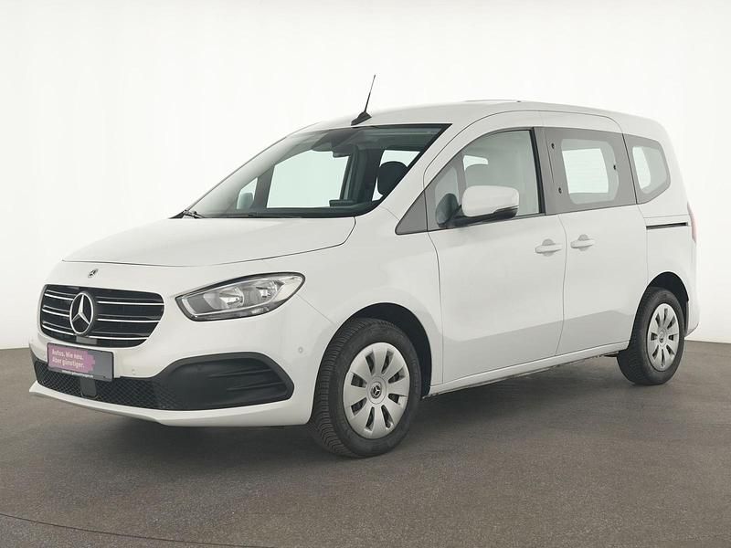Arktikweiss Gebraucht 2023 Mercedes 180 Limousine | 24.151 € (Superpreis) - Bild 1/4