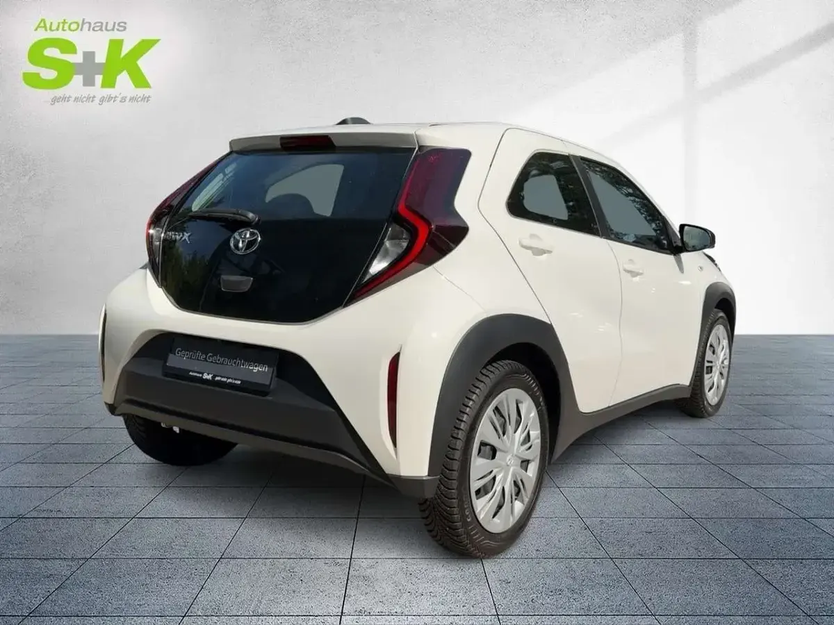 Gebraucht Toyota Aygo X X-play 72 PS (52 kW) 2023 Schneeweiß SUV
