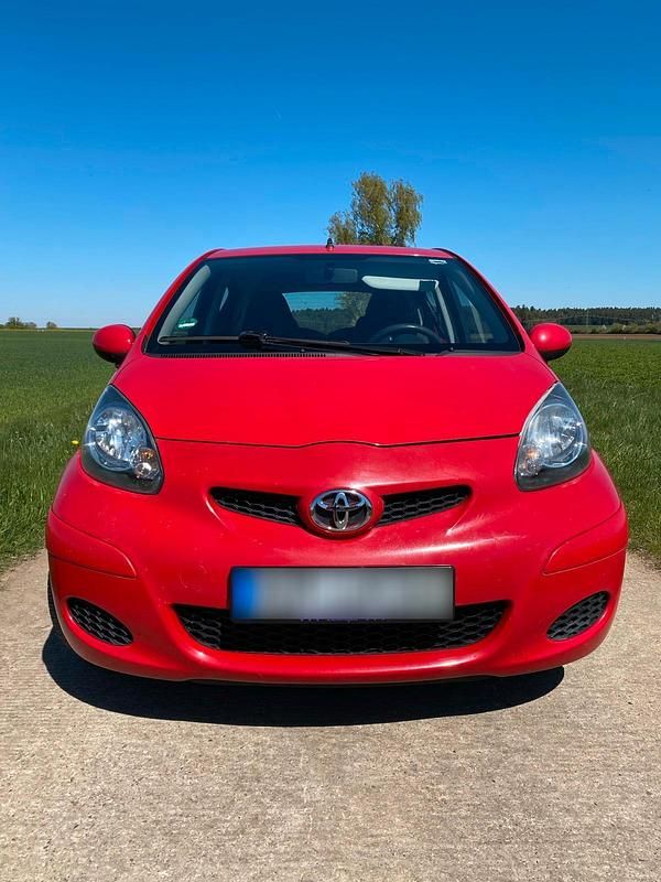 Gebraucht Toyota Aygo 68 PS (50 kW) 2010 Rot Kleinwagen