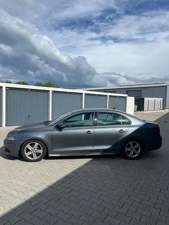 Gebraucht VW Jetta 105 PS (77 kW) 2011 Grau Limousine