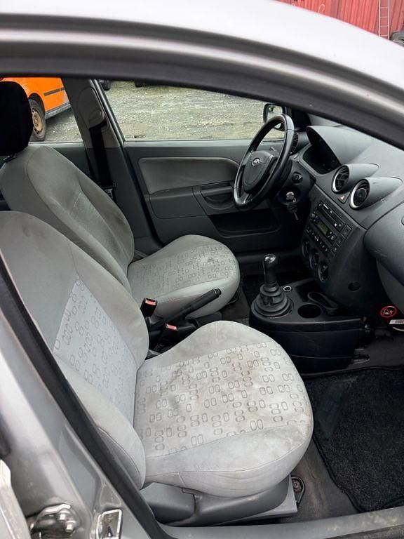 Usata Ford Fiesta Ambiente 68 CV (50 kW) 2002 Argento Utilitaria