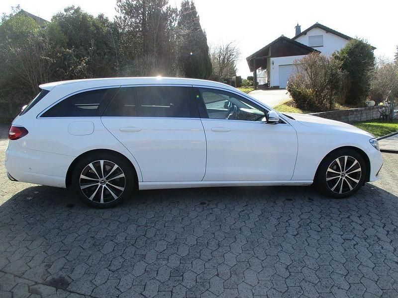 Gebraucht Mercedes E300 194 PS (142 kW) 2022 Weiß Limousine